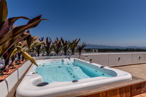 Outdoor spa tub
