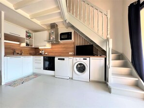 Fridge, cookware/dishes/utensils