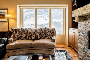 Televisión y chimenea 