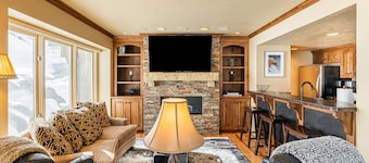 Beautiful Modern Home in Great Location, Hot Tub +Patio, Luxury Amenities!