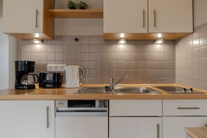 Frigorifero, piano cottura, lavastoviglie, macchina per tè/caffè