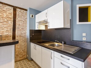 Kühlschrank, Mikrowelle, Ofen, Wasserkocher mit Kaffee-/Teezubehör