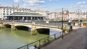 Eine Brücke über einem Fluss, gesäumt von Gebäuden.