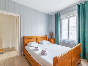 2 bedrooms, travel cot, WiFi, bed sheets