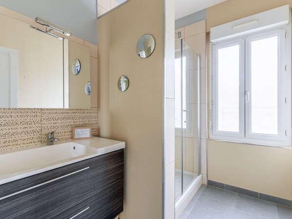 Dusche, kostenlose Toilettenartikel, Haartrockner, Handtücher