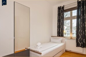 3 bedrooms, desk, WiFi