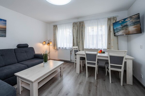 TV, stereo - Modern vacation apartment in Heringsdorf with WLAN & parking space - only 450 m to the (Heringsdorf)