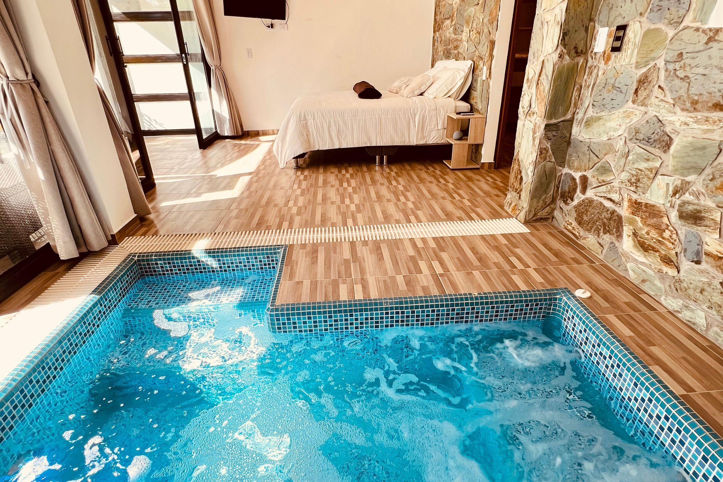 1 bedroom, Egyptian cotton sheets, premium bedding, down duvets