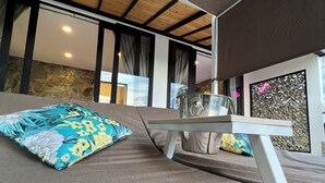 A modern bedroom with a bed, a table, and a view of the outdoors. - Palmar San Gil  (San Gil)