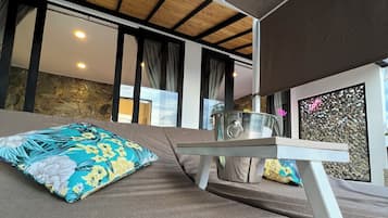 Villa Deluxe, 1 habitación, bañera de hidromasaje, vistas a la montaña | Zona de estar | Una Smart TV, Netflix, un altavoz inteligente, servicios de streaming