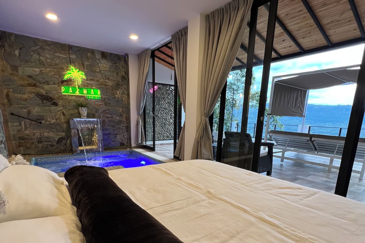 Deluxe Villa, 1 Bedroom, Hot Tub, Mountain View | Living area
