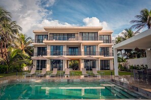 A modern multi-story building with a swimming pool in front. - Aparthotel Eeb Ti Kaan Tulum - Luxury Condos. (Tulum)