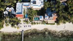 An aerial view of a resort with a pool, beach, and palm trees. - Aparthotel Eeb Ti Kaan Tulum - Luxury Condos. (Tulum)