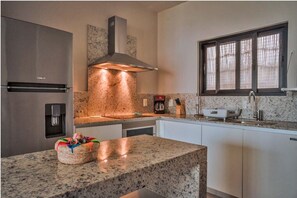 Frigorifero, microonde, forno, piano cottura