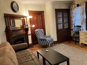 Älytelevisio, takka, kirjoja