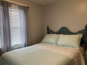 2 dormitorios, tabla de planchar con plancha, cuna de viaje