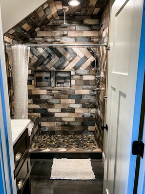 Shower, towels, soap - The Lakeside Loft - Covington, GA - Beautiful Lakefront Rental Sleeps up to Four (Covington)