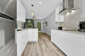 Fridge, microwave, stovetop, coffee/tea maker - Modern Unit in Wynwood w/ FREE PARKING,WIFI,Kitchen - 18mins from South Beach3!  (Miami)