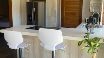 Réfrigérateur, four à micro-ondes, un four, surface de cuisson