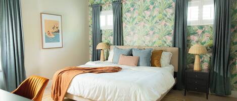 4 slaapkamers, een bureau, een strijkplank/strijkijzer, reisbedje