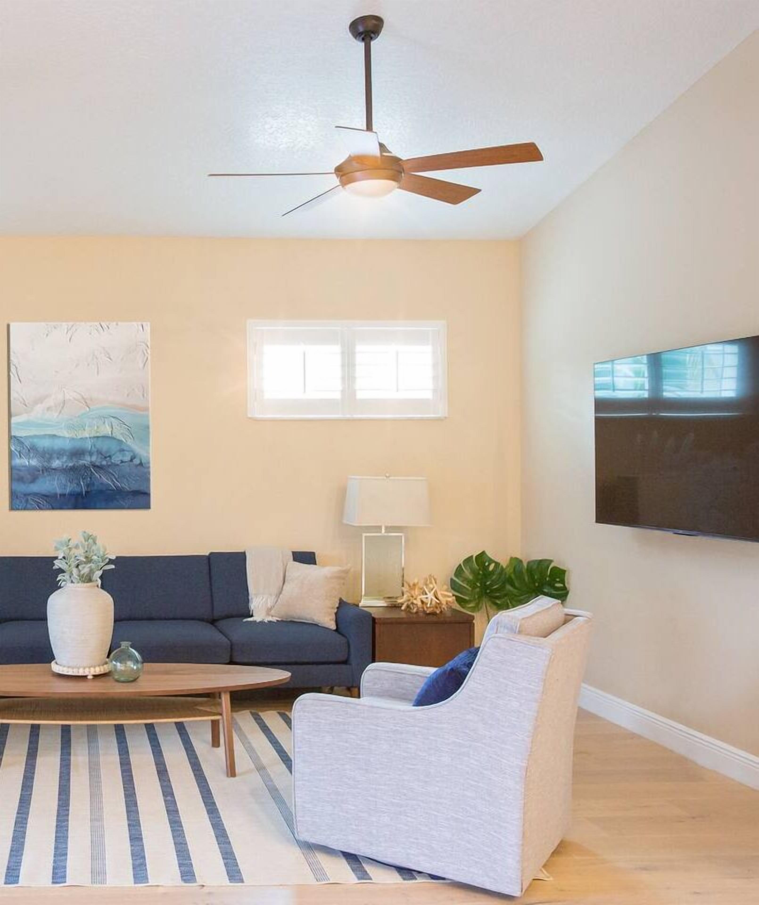 Smart-TV, fotballspill, bordtennis og bøker