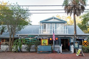 Exterior - Spacious 4BR/3BA Near Beach + Free Golf Cart (Palm Harbor)