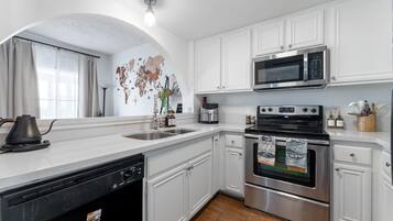 Coffee/tea maker, fridge, microwave, oven