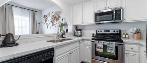 ثلاجة، ميكروويف، فرن، موقد طهي مسطح