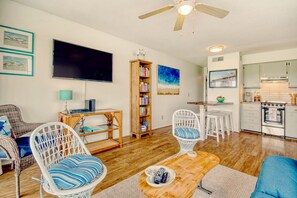 Living area - Marshside Inn 201 - Marshfront complex in Garden City Beach (Garden City)
