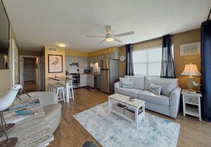 Living area - Marshside Inn 201 - Marshfront complex in Garden City Beach (Garden City)