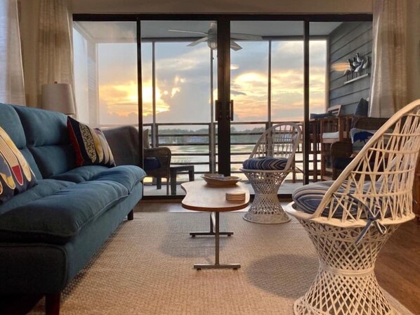 Living area - Marshside Inn 201 - Marshfront complex in Garden City Beach (Garden City)