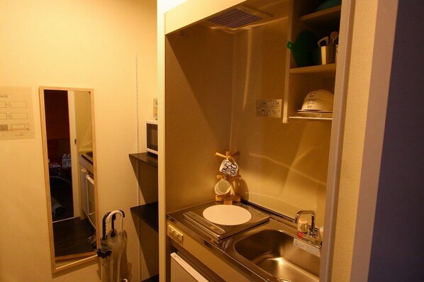 Fridge, microwave, stovetop, cookware/dishes/utensils