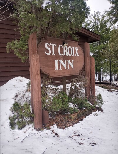 Rustic Suite on the Lake: Cozy Comfort with Unmatched Sunrises.
