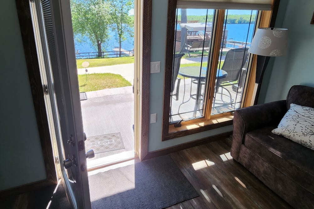 Rustic Suite on the Lake: Cozy Comfort with Unmatched Sunrises.