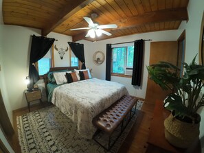 3 quartos, escrivaninha, ferros/tábuas de passar roupa, berço de viagem