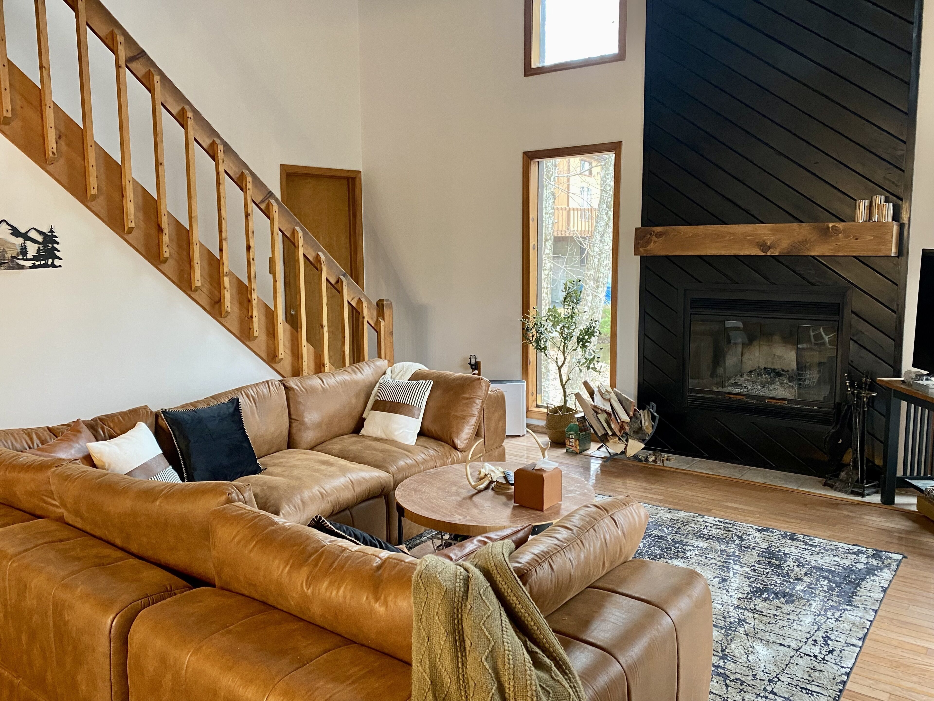 Televisor intel·ligent, llar de foc, futbolí i taula de tennis de taula 