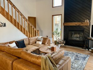 Smart TV, chimenea, futbolito, mesa de ping pong