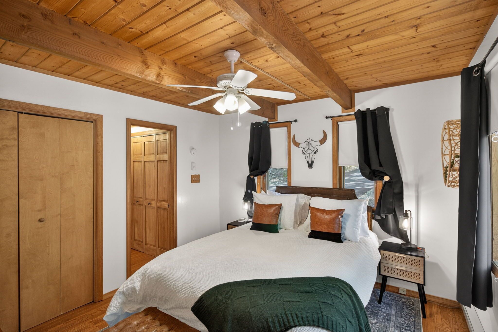 3 habitaciones, escritorio y tabla de planchar con plancha 