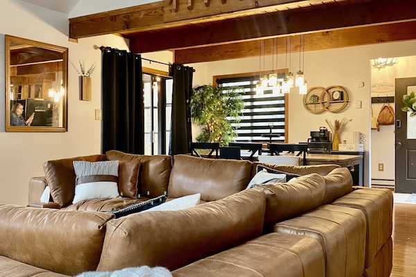 Smart-tv, eldstad, bordsfotboll och ett bordtennisbord