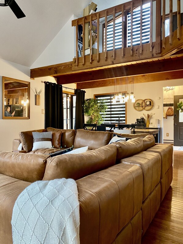 Smart TV, chimenea, futbolito, mesa de ping pong