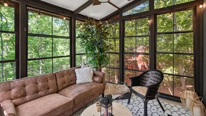 Smart TV, fireplace, video games, table football - 5 Star mountain home where the host thought of everything, so you don’t have to! (Bushkill)