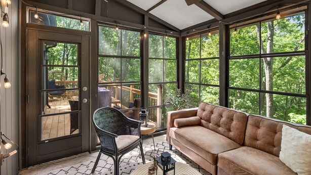Smart TV, fireplace, video games, table football - 5 Star mountain home where the host thought of everything, so you don’t have to! (Bushkill)