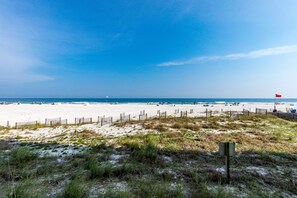 På stranden