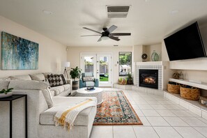 Televisio, takka, pöytäjalkapallopöytä, pöytätennispöytä