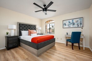 5 slaapkamers, een bureau, een strijkplank/strijkijzer, reisbedje