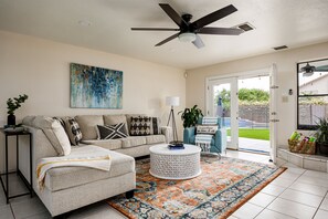 Een televisie, een open haard, tafelvoetbal en een tafeltennistafel