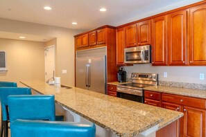 Fridge, microwave, oven, stovetop - Ocean Breeze  4D (North Myrtle Beach)