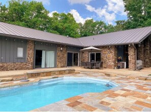 Outdoor pool - The Mayfair on Lake Windsor (Bella Vista)