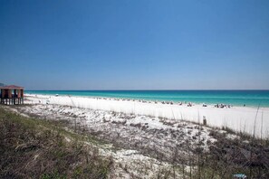 Beach nearby - Short Walk to Beach⛱️~Patio~Private Balcony~2 Heated Pool-Sea'cret Treasure🌞 (Miramar Beach)
