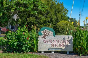 Property grounds - Short Walk to Beach⛱️~Patio~Private Balcony~2 Heated Pool-Sea'cret Treasure🌞 (Miramar Beach)